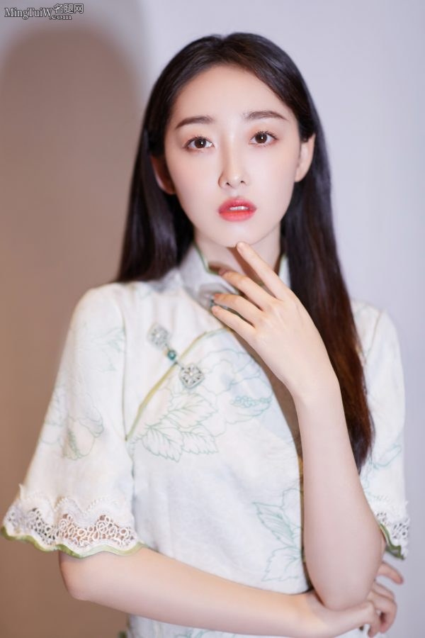 江南美女蒋梦婕优雅旗袍秀 脚上却穿了性感的凉鞋(2/5)