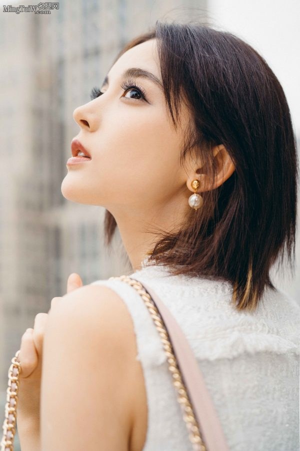 古力娜扎天台上穿白裙踩托里伯奇粉色皮靴(2/6)