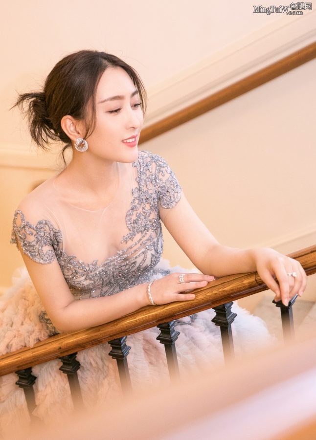 马苏红毯上身着低胸华丽礼服丰满大气(9/10)