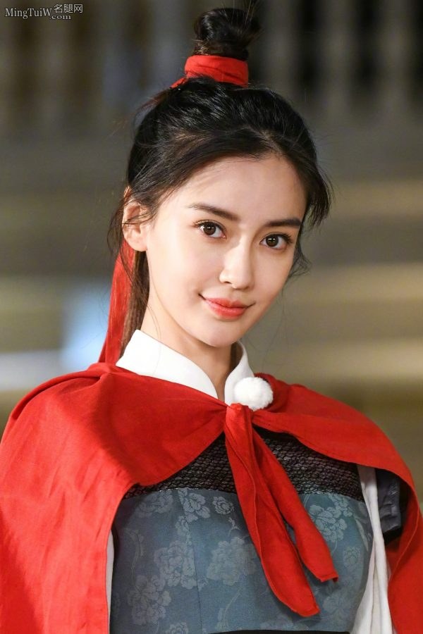 Female general Angelababy's ancient war robe and sneakers and socks are mixed and matched(2/3)