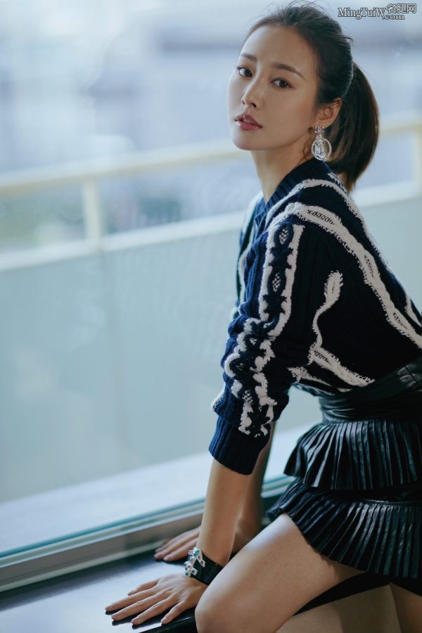 绝色气质女星李纯的美腿皮靴(5/7)