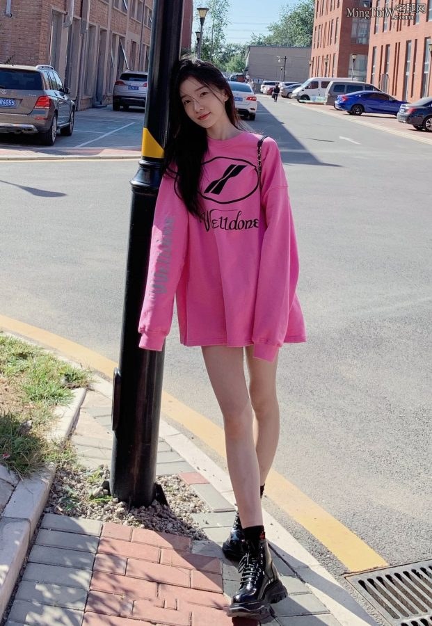 街边小姐姐谭晓凡的青春细腿(2/4)