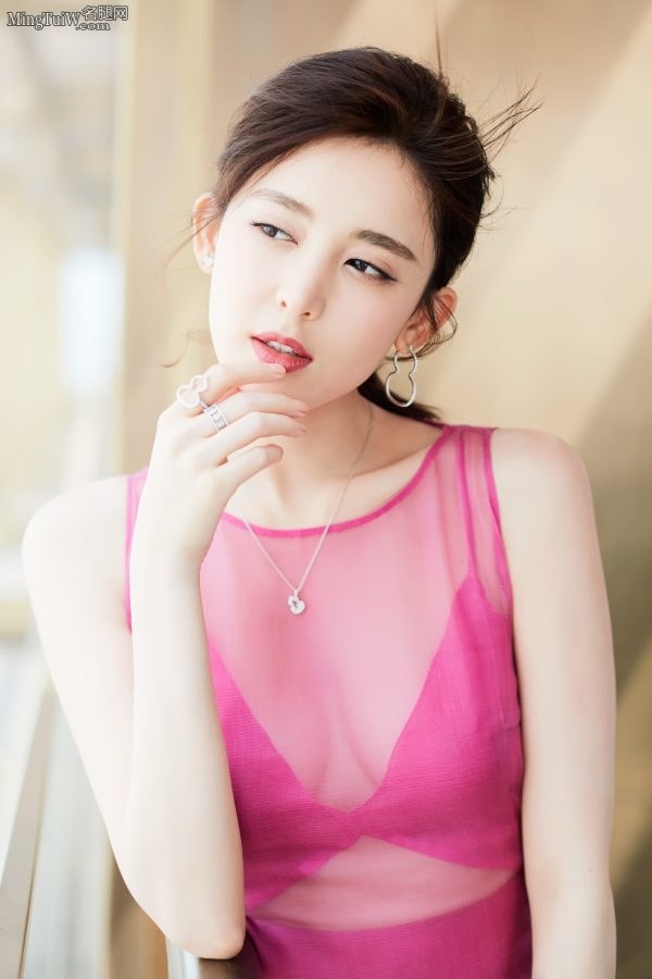 高贵气质的女星古力娜扎穿透明纱裙秀傲人上围(1/13)