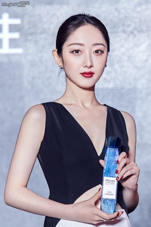 “林黛玉”蒋梦婕复古气质高挑身材 优雅夹腿坐姿拍写真（第3张/共3张）