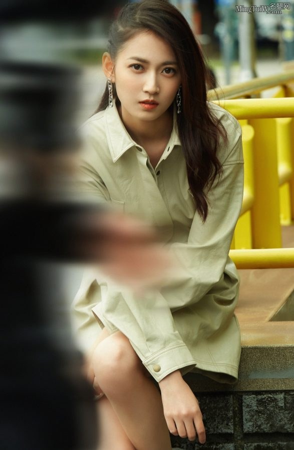 今日份时尚美妞陈钰琪再秀好看的腿(2/6)