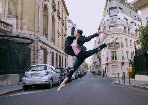李纯身穿紧身牛仔裤在巴黎街头跳芭蕾