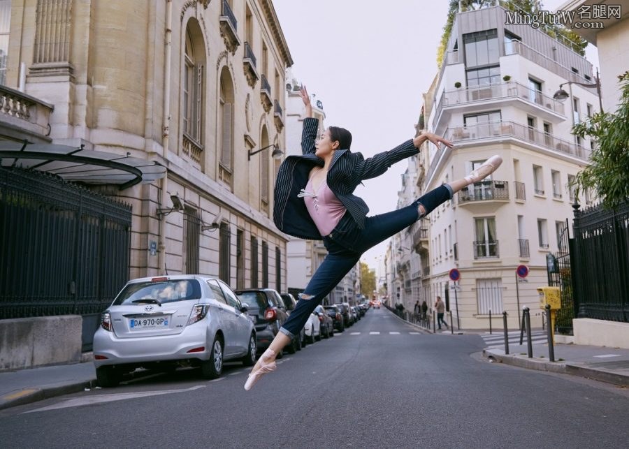 李纯身穿紧身牛仔裤在巴黎街头跳芭蕾（第3张/共7张）