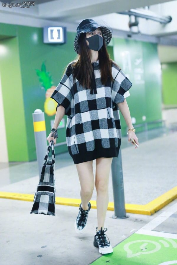 Angelababy杨颖戴口罩外出 眼馋她的白腿(1/2)