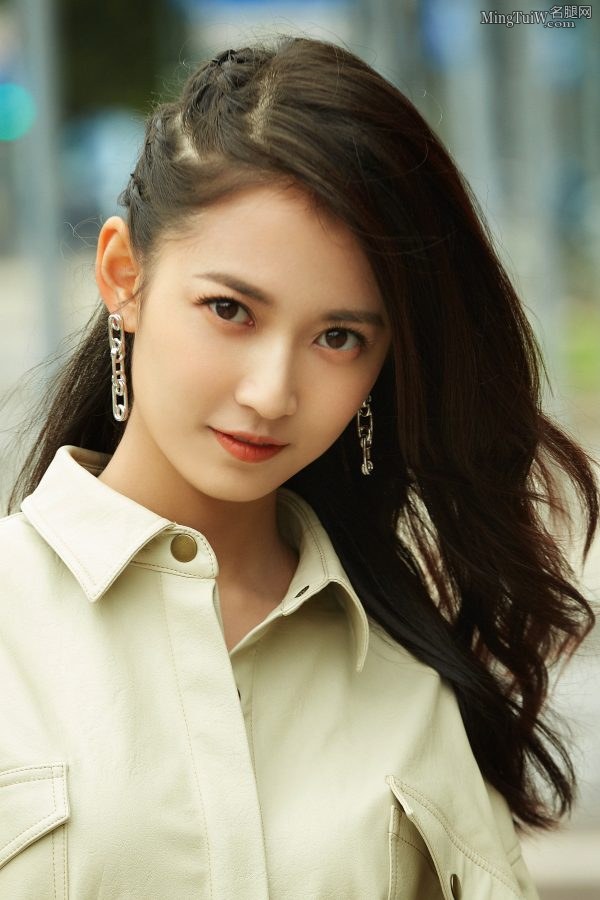 今日份时尚美妞陈钰琪再秀好看的腿(5/6)