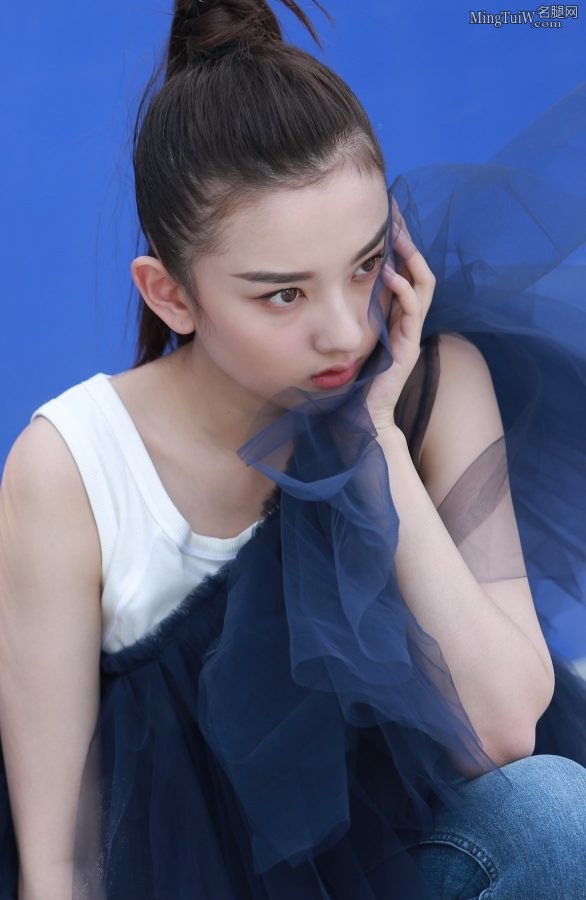 宋祖儿身穿牛仔裤美脚踩银色细高跟凉鞋(8/10)