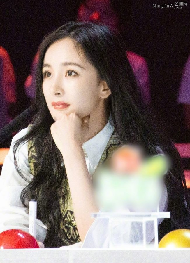 杨幂的迷人脸蛋加上纤细玉手和美腿 谁能不喜欢？(9/9)