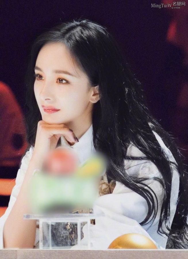 杨幂的迷人脸蛋加上纤细玉手和美腿 谁能不喜欢？(8/9)