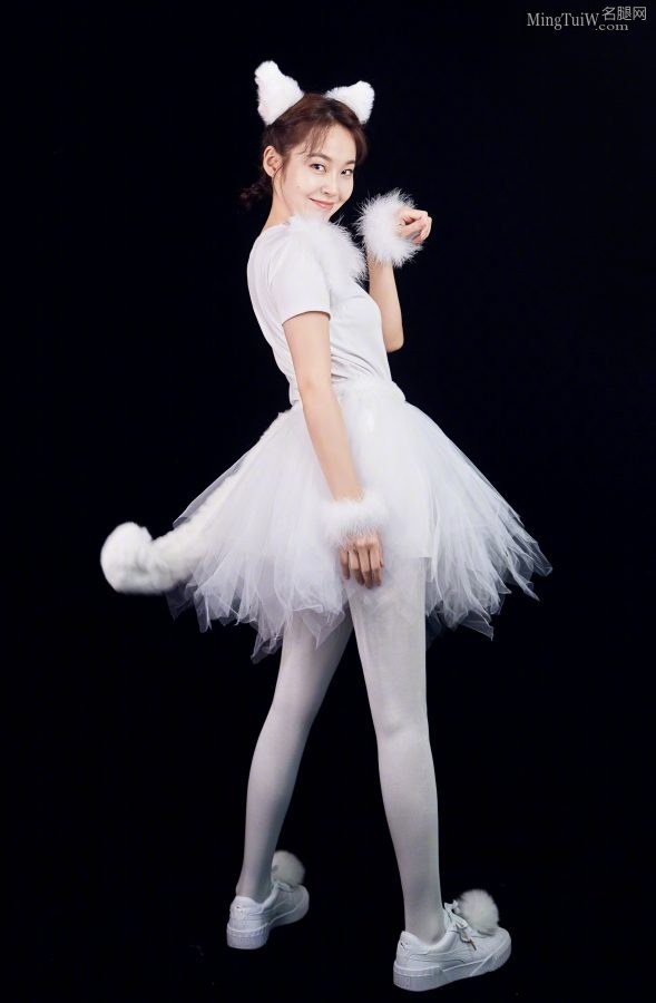 《跨界喜剧王》里穿白色裤袜的小猫咪张佳宁（第1张/共8张）