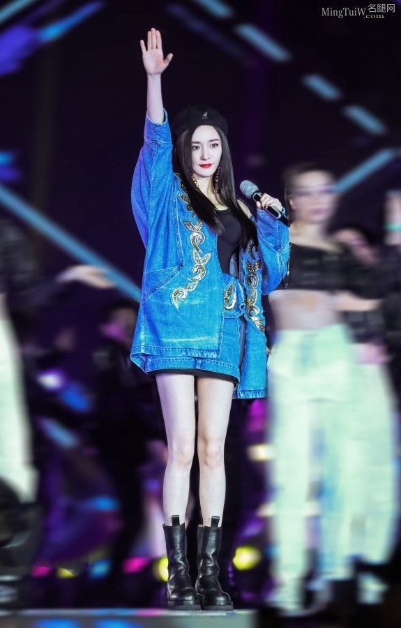 杨幂的女神Style 小皮靴贝雷帽一扭一扭真像样(11/36)