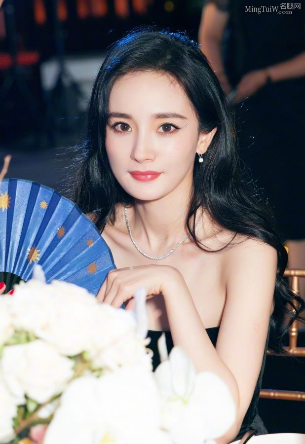 杨幂美腿长靴秀超美身材，修身皮裙展现飒爽气质(13/23)