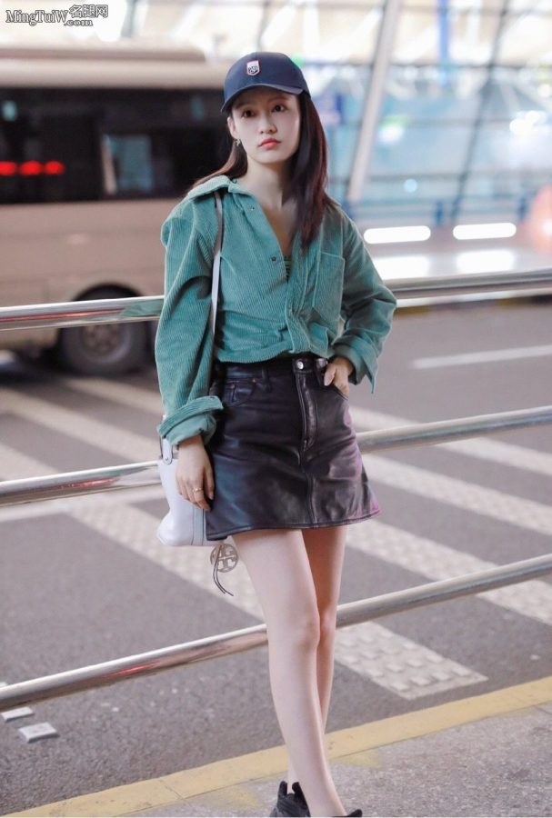 李沁机场展示长直美腿满满的少女感(9/9)