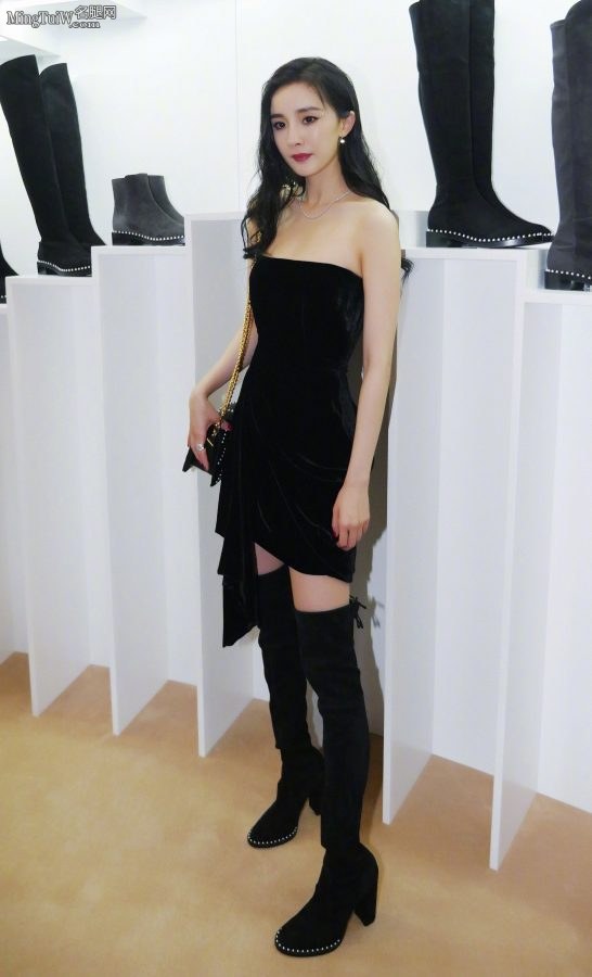 杨幂美腿长靴秀超美身材，修身皮裙展现飒爽气质(22/23)