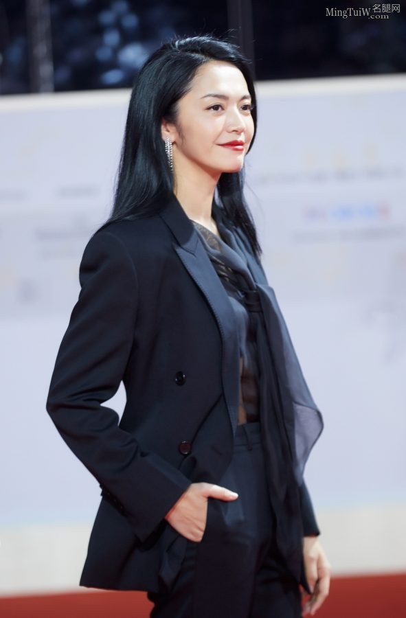 姚晨身着西服套装不系扣子大方露出BRA(6/9)
