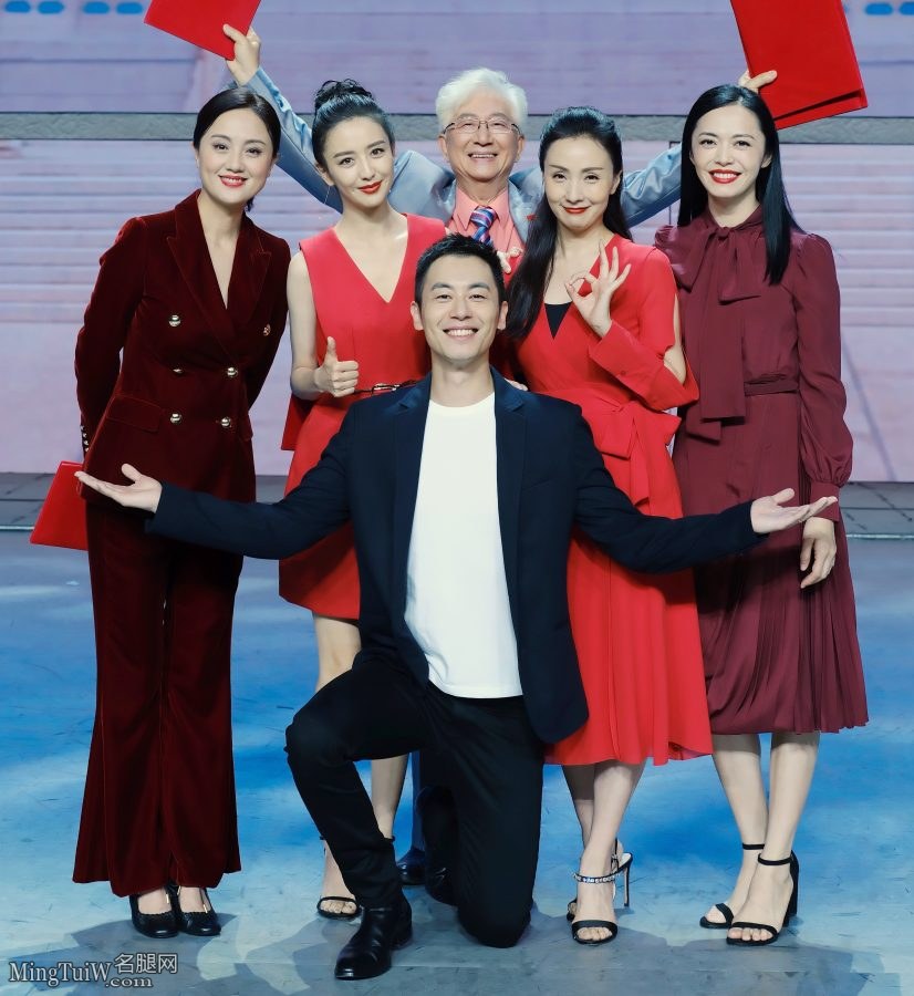 姚晨、佟丽娅、陶虹三女同框年纪越小裙子越短(6/11)