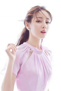 迪丽热巴一袭粉紫色长裙气质乖巧懂事
