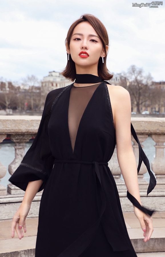 Zhang Jiani shows off her beautiful feet in a noble black gauze skirt(4/6)
