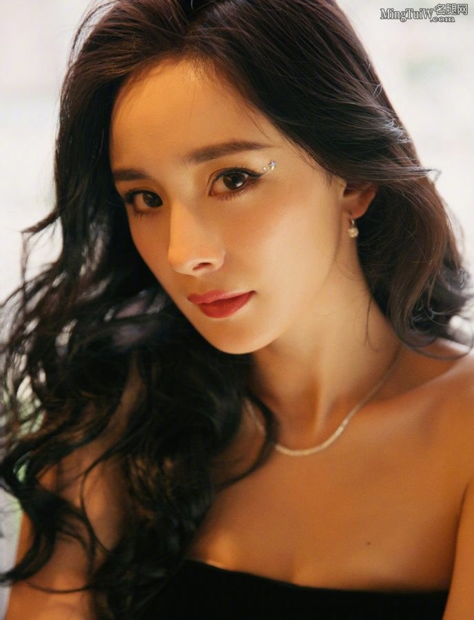 杨幂美腿长靴秀超美身材，修身皮裙展现飒爽气质(19/23)