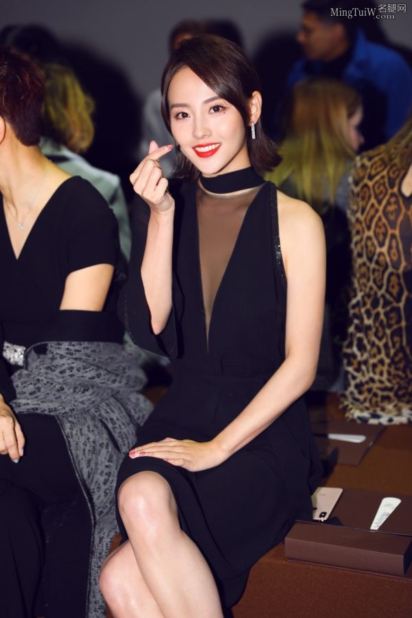 张嘉倪身穿高贵黑纱裙秀美足曼妙飘逸(2/6)