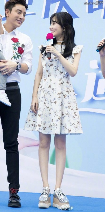 Activity picture of Li Xiaolu wearing a small floral skirt and thick-soled shoes before the accident(1/2)