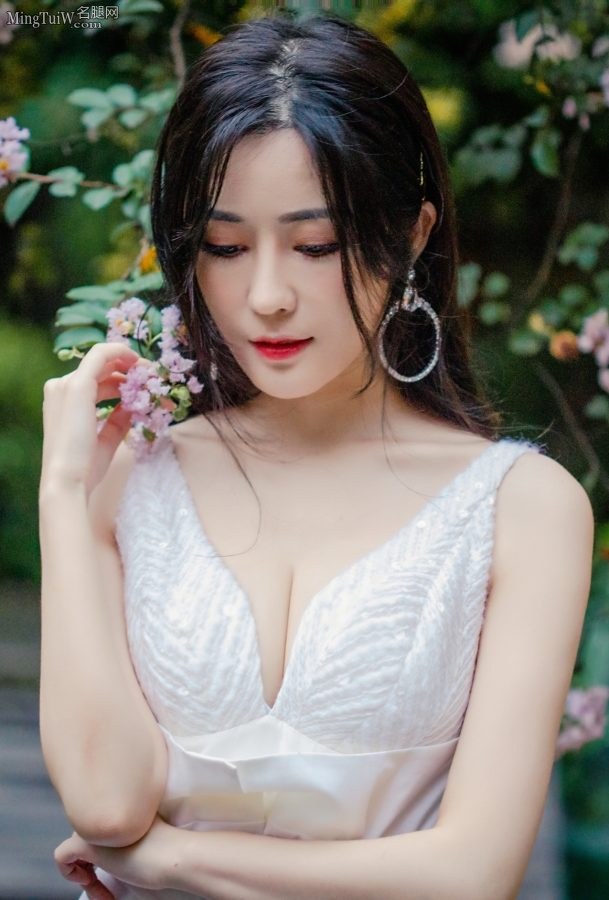 妖艳的美女汤晶媚好胸好凶(4/6)