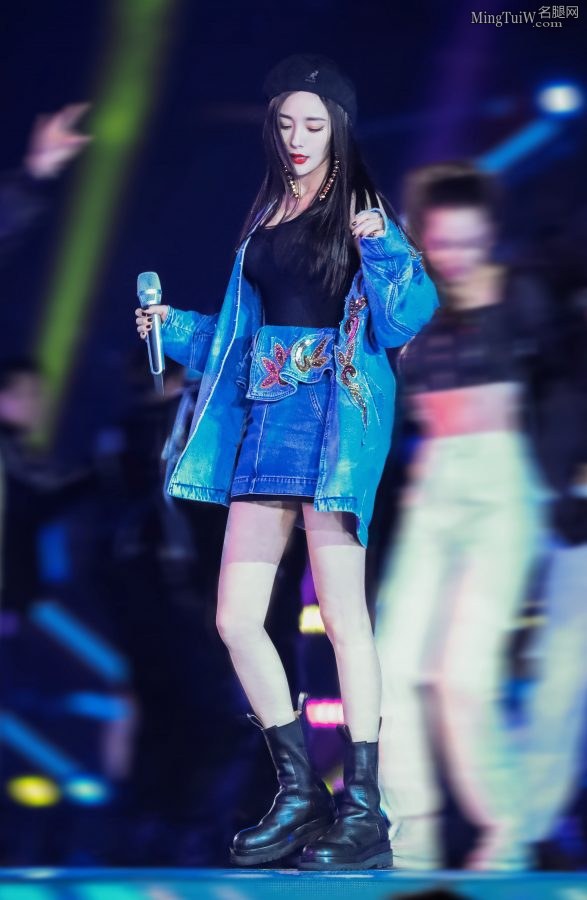 Yang Mi's goddess style, small leather boots and berets are really good(14/36)