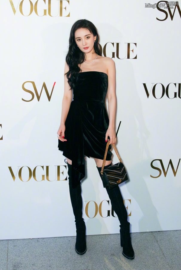 杨幂美腿长靴秀超美身材，修身皮裙展现飒爽气质(3/23)