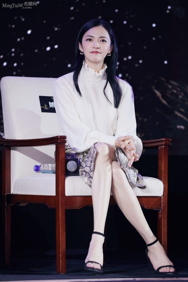 姚晨优雅叠腿坐姿肌肤如白玉般光滑(1/7)