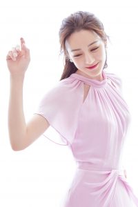 迪丽热巴一袭粉紫色长裙气质乖巧懂事