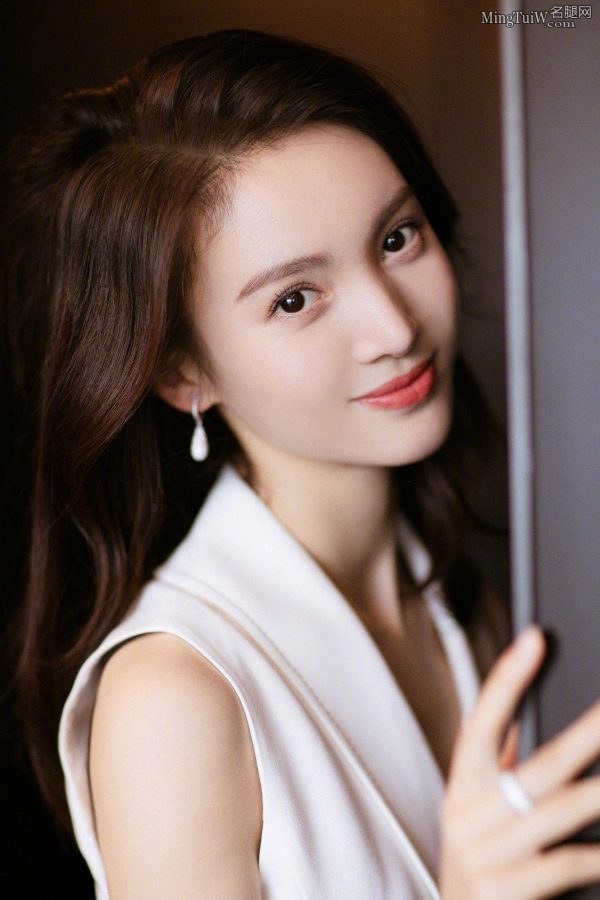 气质美女明星金晨白裙玉腿(5/5)