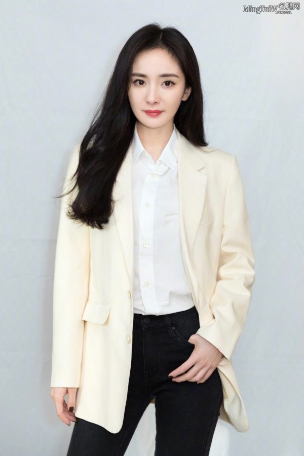 杨幂白色西装配紧身牛仔裤既成熟又乖巧(5/7)
