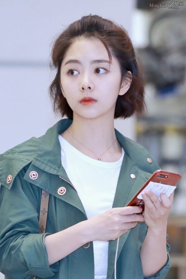 机场拍清爽的小美女谭松韵的玉腿(4/4)