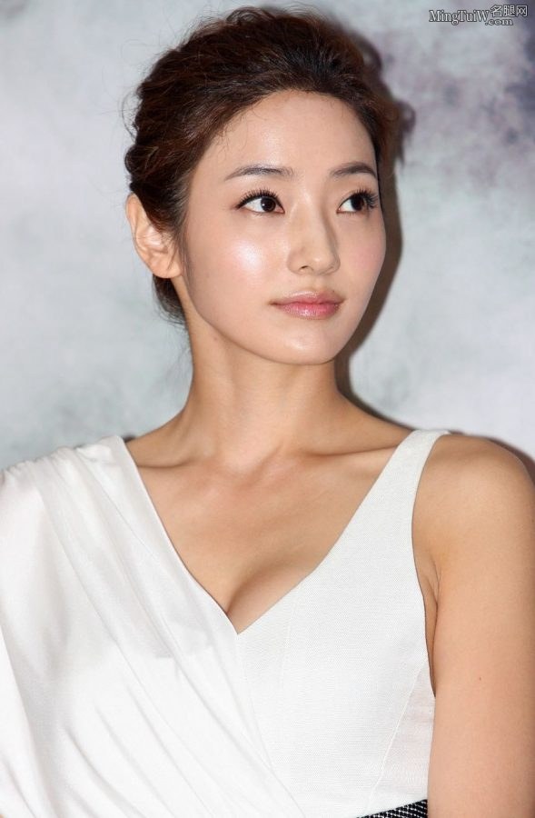 韩彩英宣传活动笑容甜美展示迷人美腿(4/12)