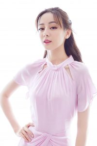 迪丽热巴一袭粉紫色长裙气质乖巧懂事