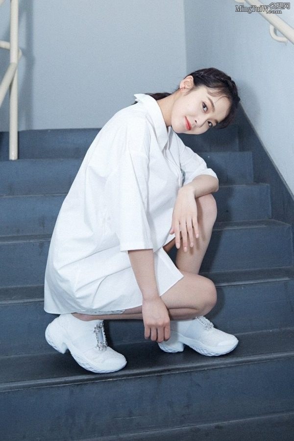 青春活力小美女张佳宁短裙露玉腿配白色运动鞋(2/5)