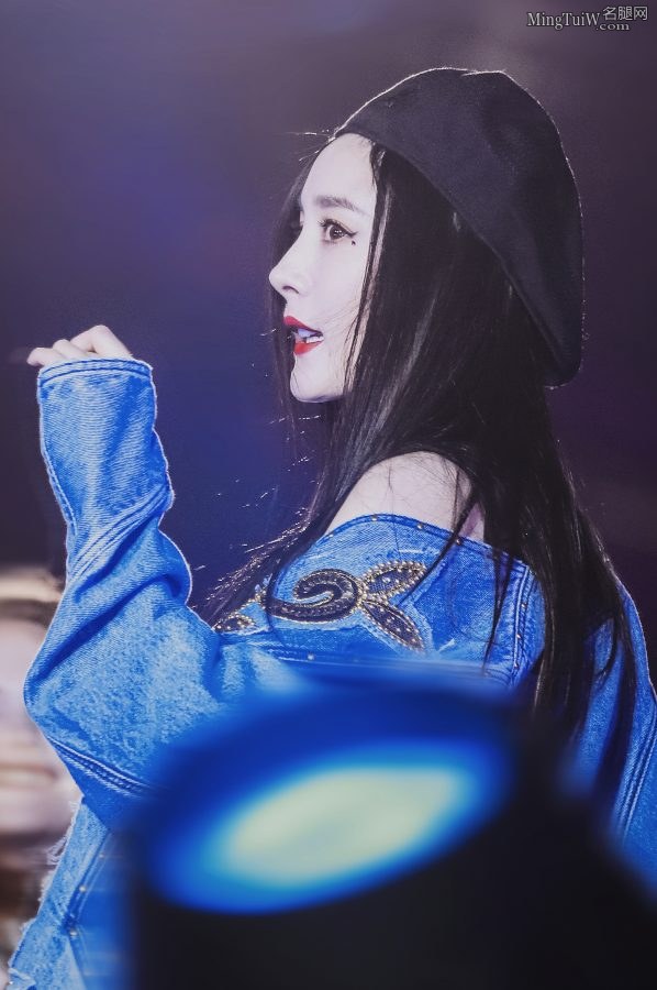 杨幂的女神Style 小皮靴贝雷帽一扭一扭真像样(20/36)