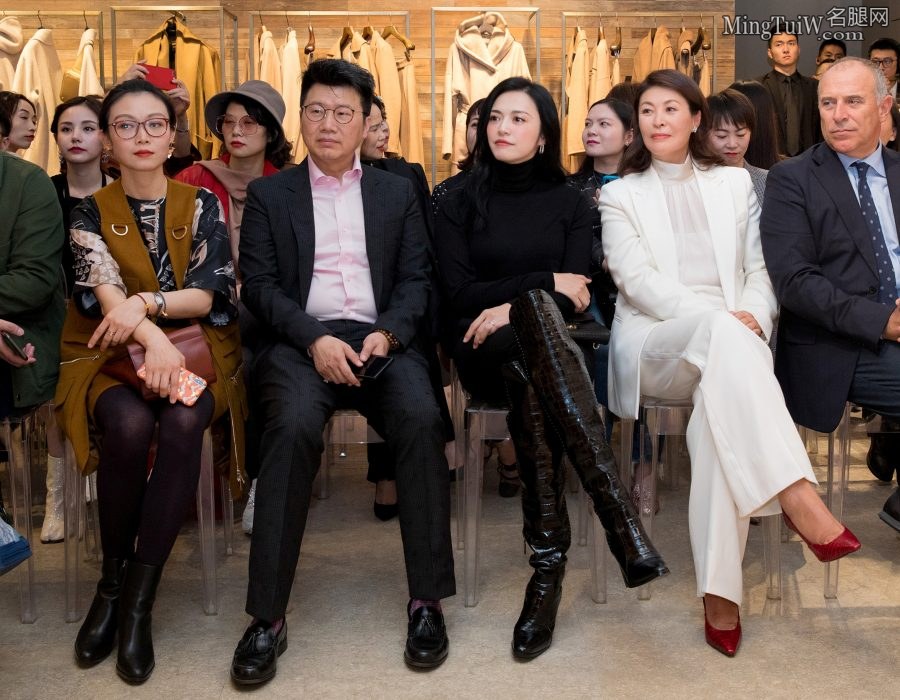 姚晨腿穿长皮靴霸气侧漏气场全开，她已经不是当年的小郭了(1/5)