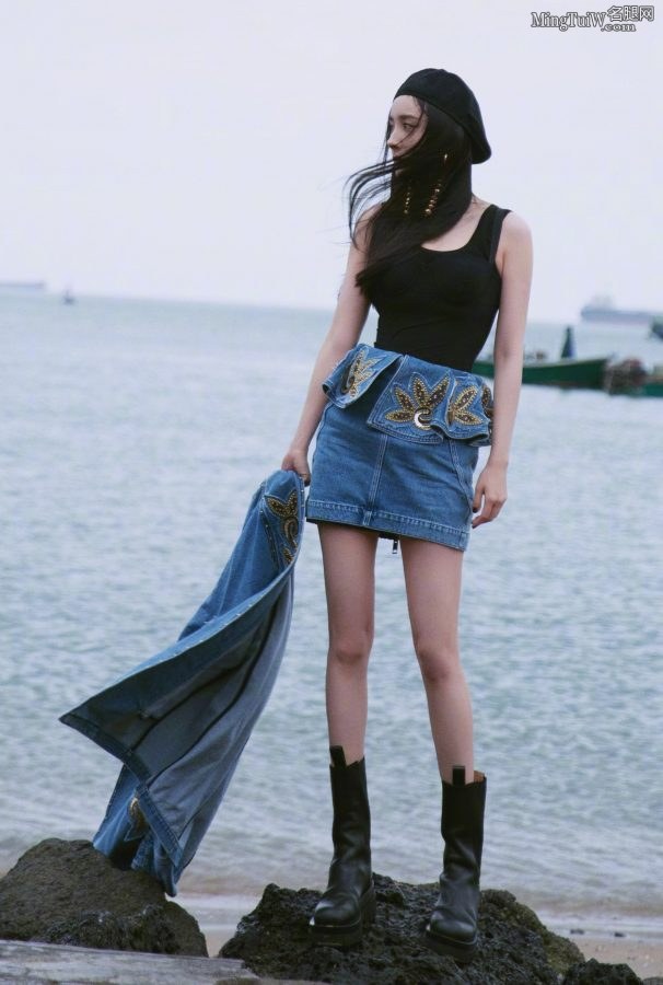 杨幂的女神Style 小皮靴贝雷帽一扭一扭真像样(26/36)
