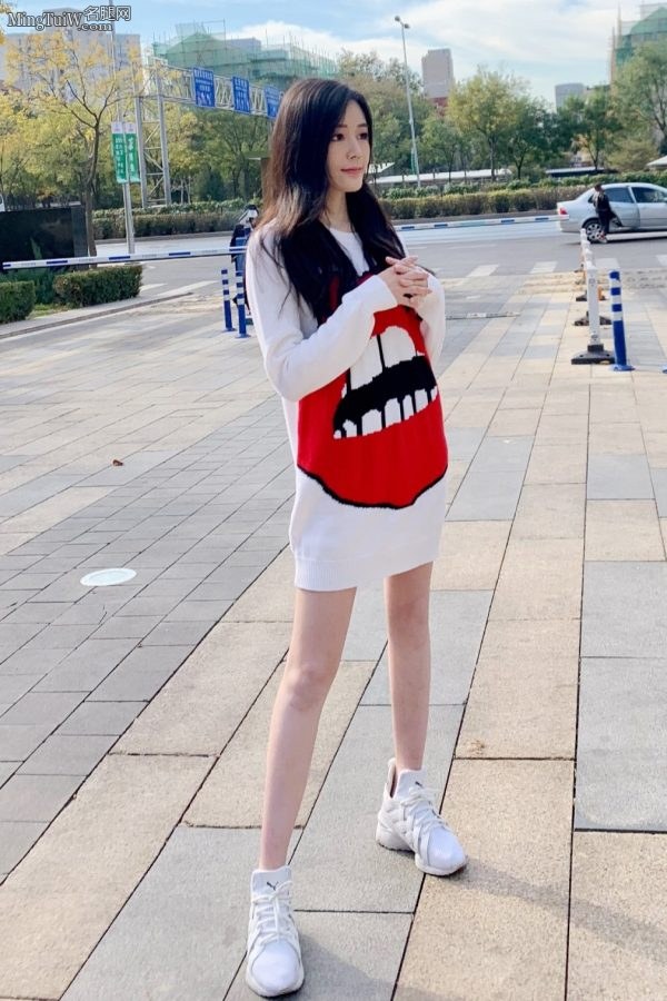 手机拍摄汤晶媚白皙的少女腿(2/3)