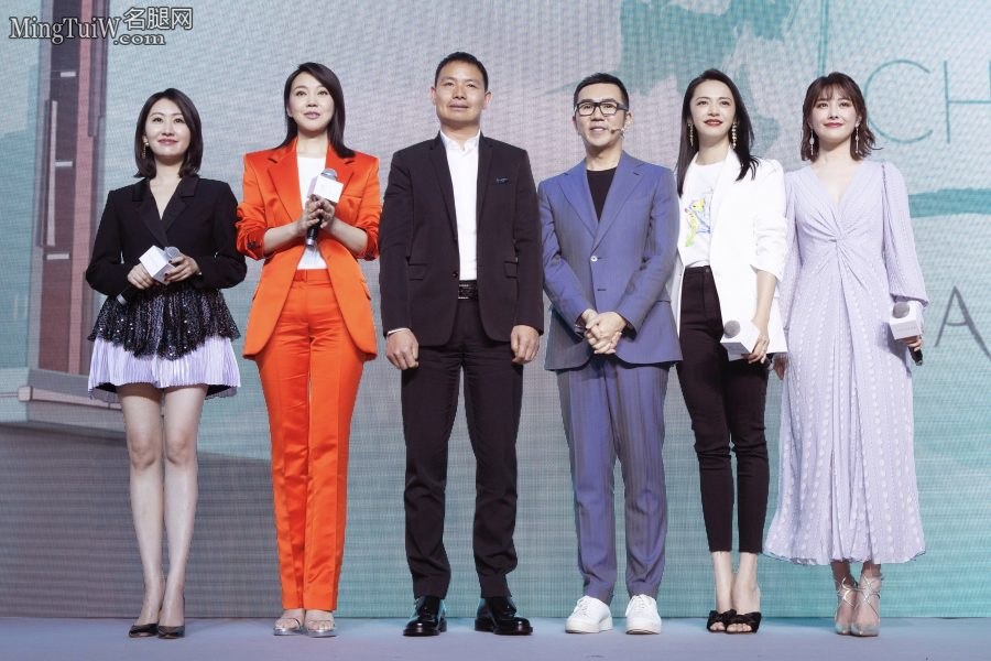 姚晨和闫妮重聚向观众展示她们的高跟脚(5/8)