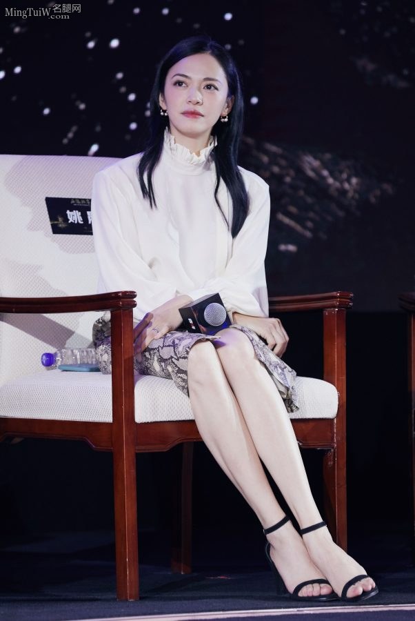 姚晨优雅叠腿坐姿肌肤如白玉般光滑(2/7)