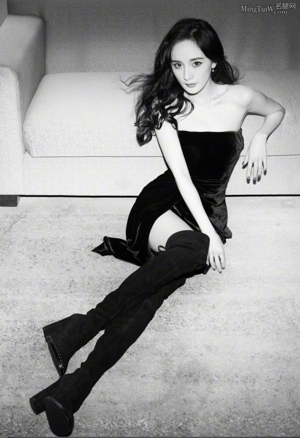 杨幂美腿长靴秀超美身材，修身皮裙展现飒爽气质(15/23)