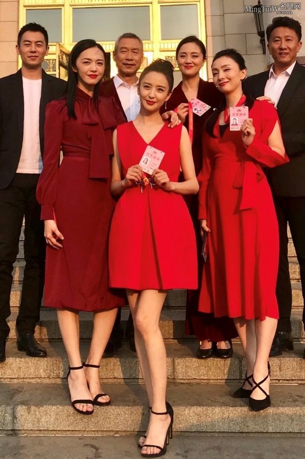 姚晨、佟丽娅、陶虹三女同框年纪越小裙子越短(1/11)