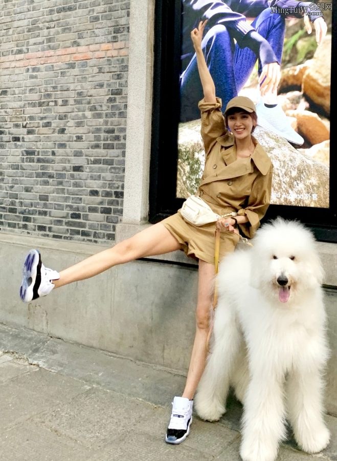 王紫璇出门遛狗这腿也太长了吧(1/2)