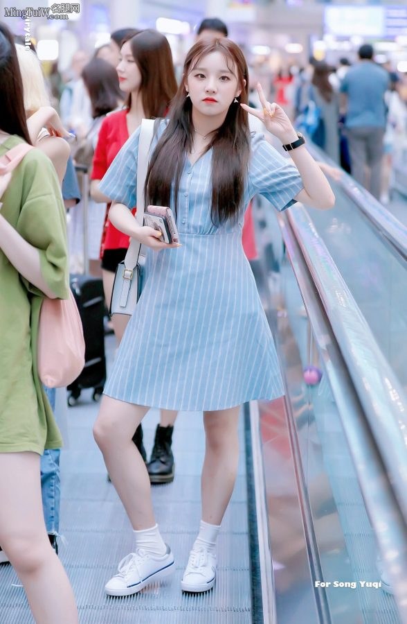 99年的小妹子宋雨琦机场穿了小白鞋玉腿纤细(4/6)
