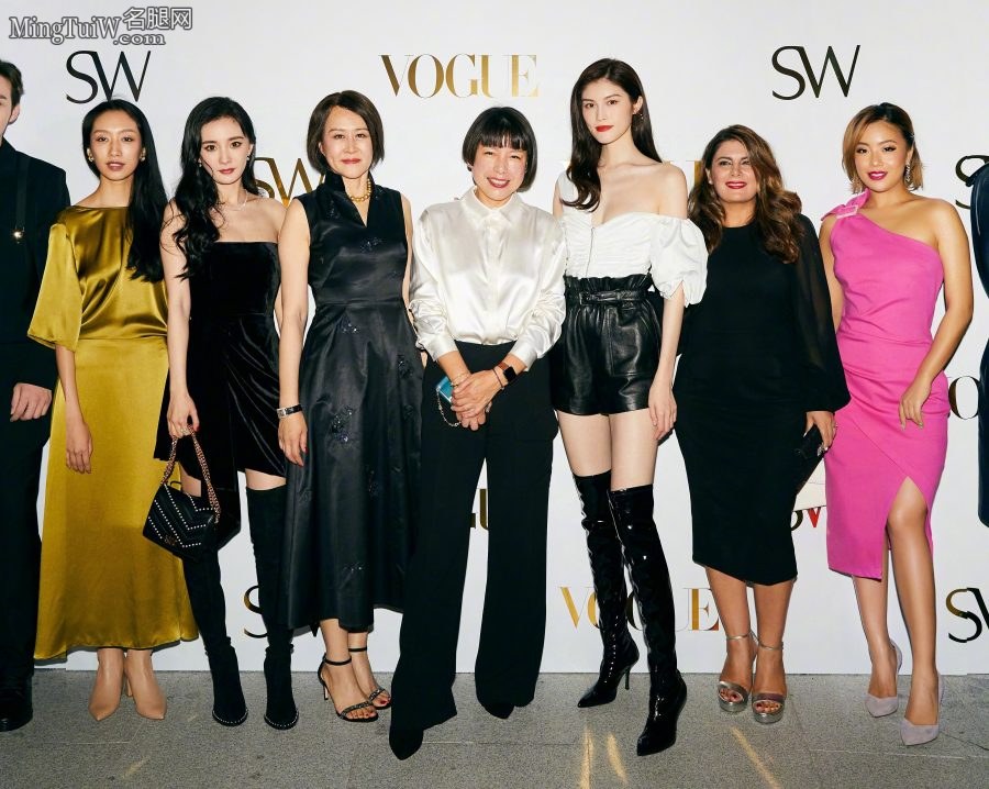 杨幂美腿长靴秀超美身材，修身皮裙展现飒爽气质(23/23)